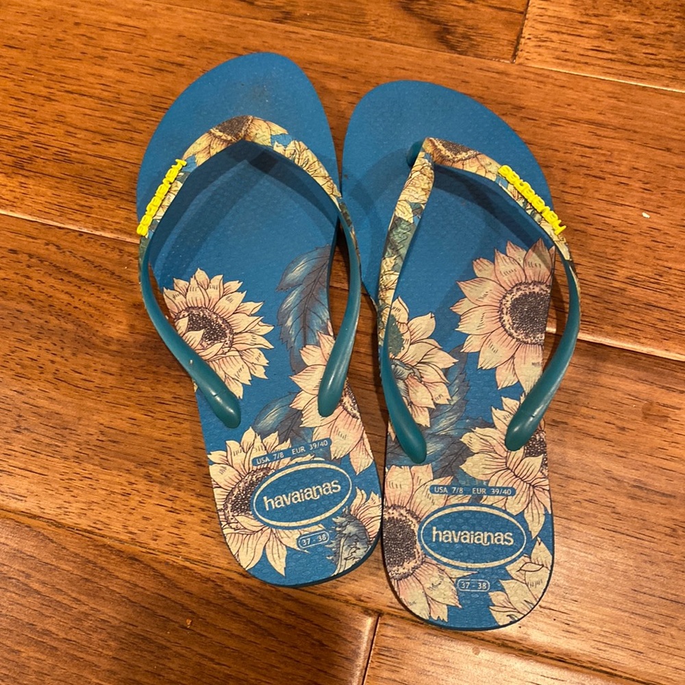 Floral havaiana flip flops